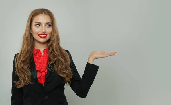 Business vrouw toont lege open hand op witte achtergrond. — Stockfoto