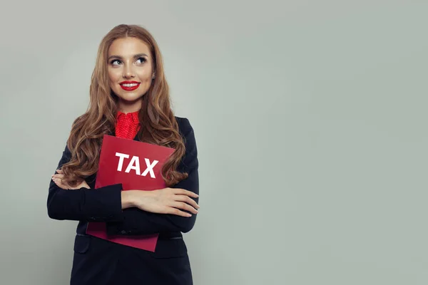 Donna d'affari con rosso denuncia delle tasse su sfondo banner grigio . — Foto Stock