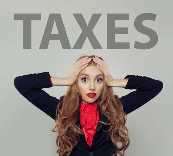 Mujer de negocios estresada con inscripción de impuestos — Foto de Stock
