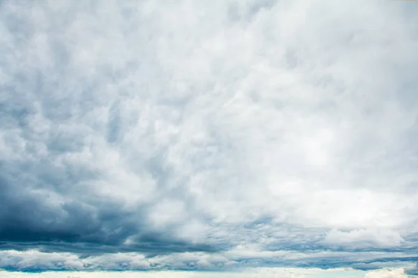 Céu cinzento nuvens fundo. Bela paisagem com nuvens — Fotografia de Stock