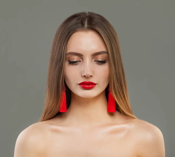 Belle femme modèle de mode avec des bijoux rouges boucles d'oreilles portrait — Photo