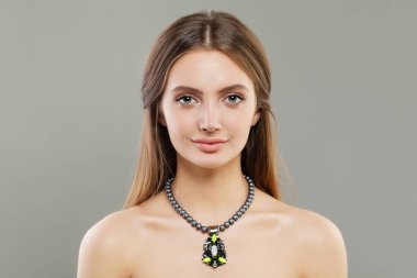 Inci kolye güzel model kadın