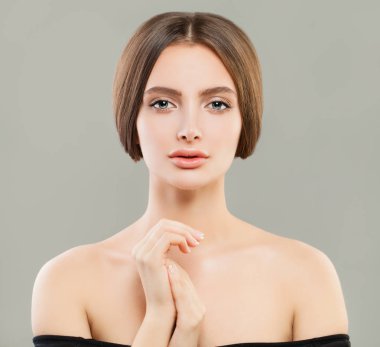 Berrak tenli ve sağlıklı saçlı güzel model kadın. Skincare 