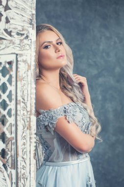 Lüks iç mekanda poz veren genç ve güzel bir kadın. Vintage romanti