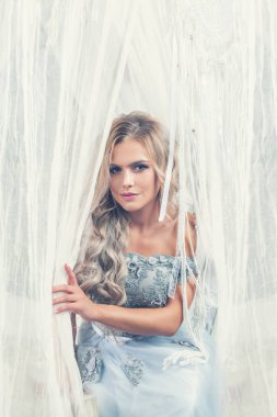 Beyaz romantik güzel şehvetli kadın 