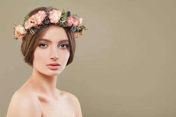 Молодая женщина спа модель с чистой кожей носить цветы корона . — стоковое фото