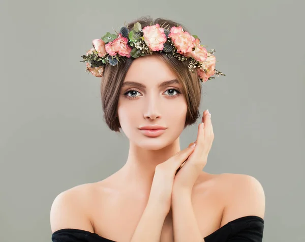 Schöne Frau trägt Blumenkranz Porträt — Stockfoto