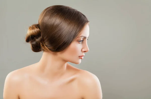 Jovem com penteado de casamento perfeito — Fotografia de Stock