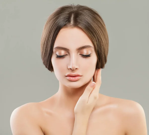 Mujer joven con retrato de piel clara y saludable — Foto de Stock