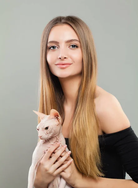 Piękna kobieta z kotem PET — Zdjęcie stockowe