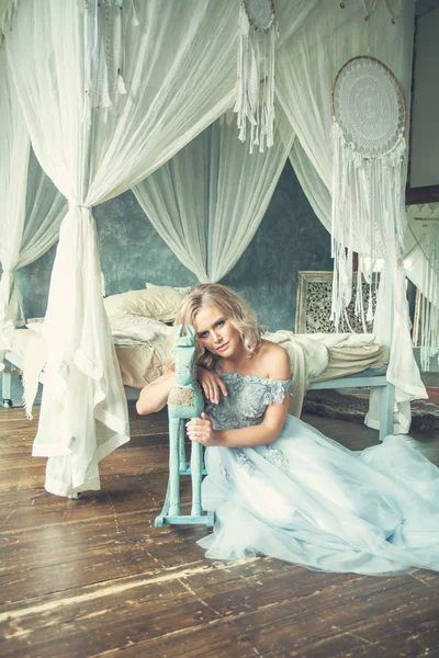 Zmysłowy blond kobieta w jasnoniebieskim tiulu sukienka — Zdjęcie stockowe