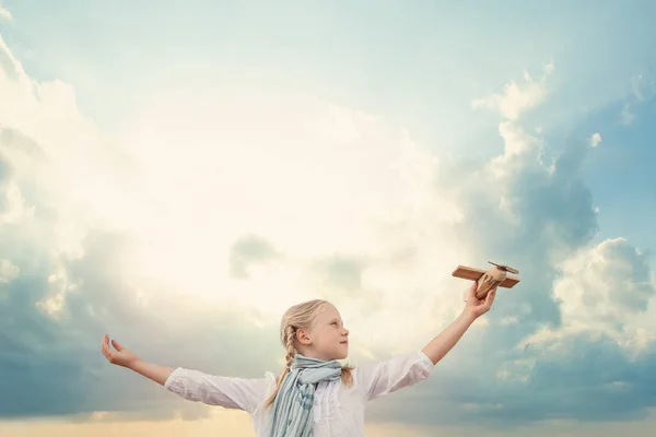 Voyager et concept de liberté fille et avion — Photo