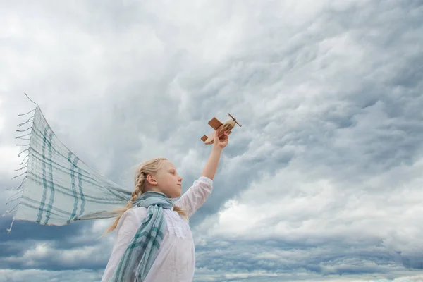 Voyager et concept de liberté fille et avion — Photo