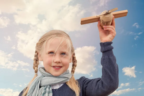 Reizen en vrijheid concept meisje en vliegtuig — Stockfoto