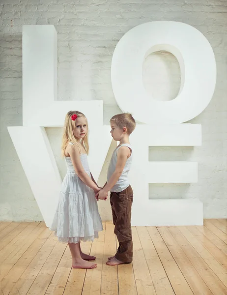 Schöne kleine Mädchen und Jungen - Liebe — Stockfoto