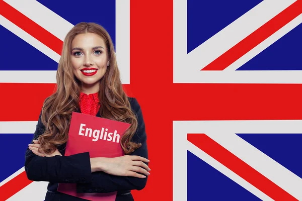 Glückliche Frau vor dem Hintergrund der britischen Flagge. Englisch lernen — Stockfoto