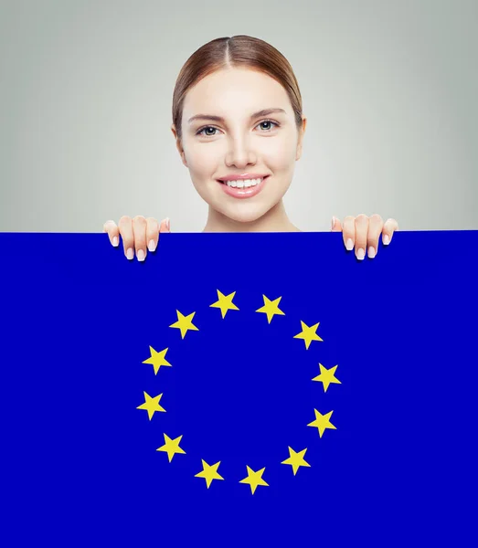 Mulher com fundo de bandeira da UE. Viajar e estudar na Europa — Fotografia de Stock