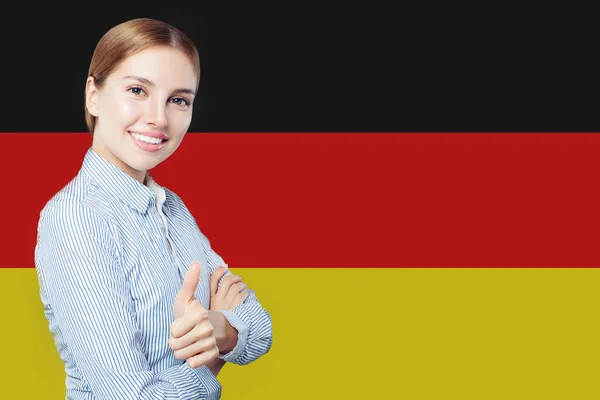 Концепция путешествия по Германии. Красивая деловая женщина, показывающая большой палец вверх — стоковое фото