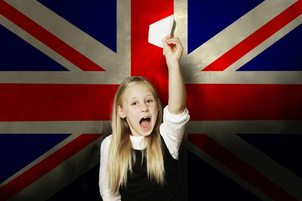 Enfant heureux avec avion sur fond de drapeau britannique. Apprendre l'anglais — Photo