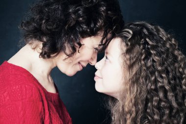 Anne ve kızı gülüyor. Ebeveyn sevgi ve bakım