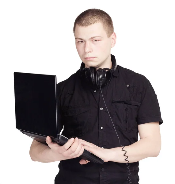 Jeune homme avec ordinateur portable et écouteurs sur fond blanc — Photo