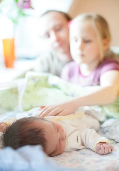 Far och dotter tittar på nyfödda. familjekoncept — Stockfoto