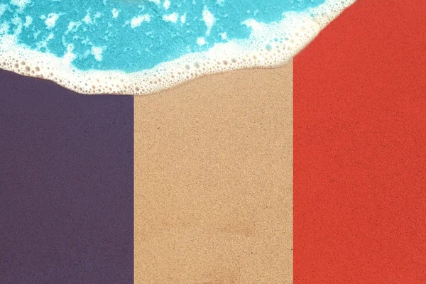 Areia com bandeira França e surf. Férias na praia do oceano, verão — Fotografia de Stock