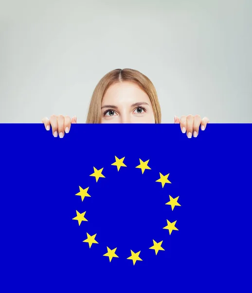 Conceito da União Europeia com mulher feliz mostrando fundo da bandeira da UE — Fotografia de Stock
