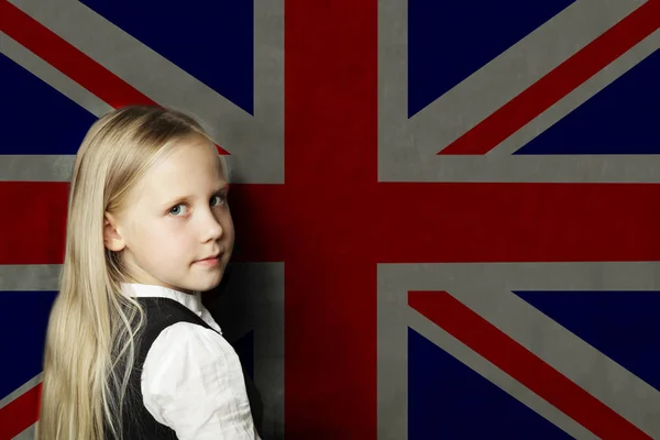 Rozkošná dětská studentka s vlajkou UK. Anglický jazyk — Stock fotografie