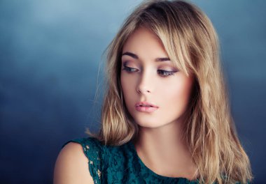 Genç kadın. Sağlıklı cilt, sevimli yüz