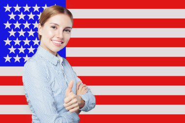 ABD bayrağı karşı başparmak ile mutlu Amerikalı kız portre