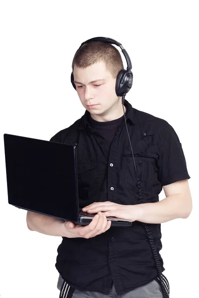 带笔记本和耳机在白色背景的年轻人 — 图库照片