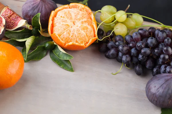 Kleurrijk Fruit op Vintage houten achtergrond. Gezonde voeding — Stockfoto