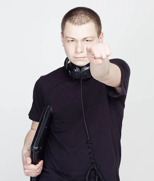 El hombre con el cuaderno y los auriculares te está apuntando con el dedo . —  Fotos de Stock