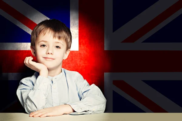 Ingiltere bayrağı arka plan karşı çocuk çocuk öğrenci düşünme. — Stok fotoğraf