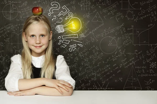 Idée ! Étudiante souriante avec pomme et ampoule sur sanglier — Photo