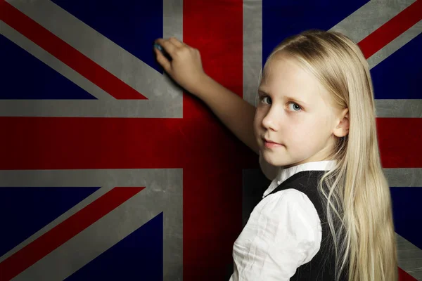 Étudiante enfant mignon contre le drapeau britannique arrière-plan . — Photo