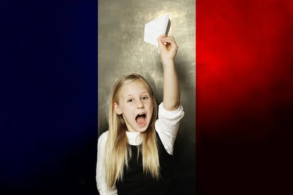 Glückliches Kind mit Flugzeug vor Hintergrund der französischen Flagge. — Stockfoto