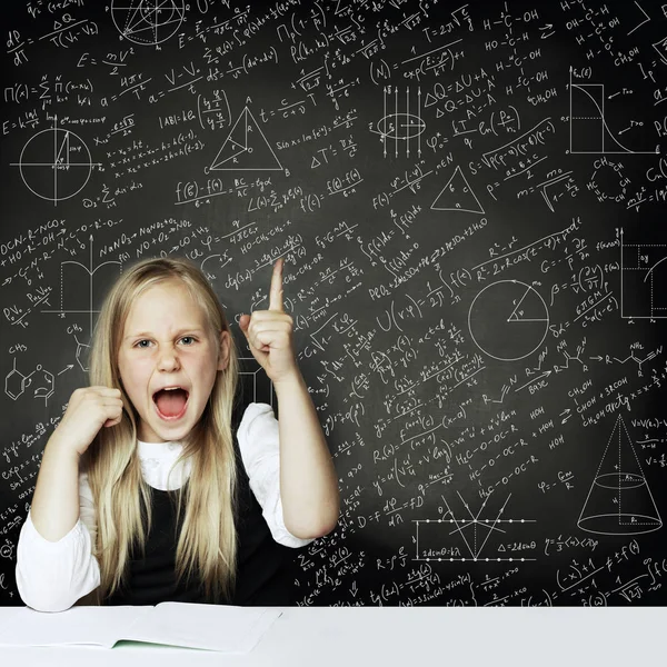 Sevimli akıllı çocuk öğrenci kız fikir var. kara tahta arka plan — Stok fotoğraf