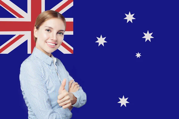 Viajar e estudar na Austrália conceito com bonito sorridente menina estudante — Fotografia de Stock