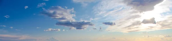 青い空の雲の背景。空に雲が浮かぶ美しい風景 — ストック写真