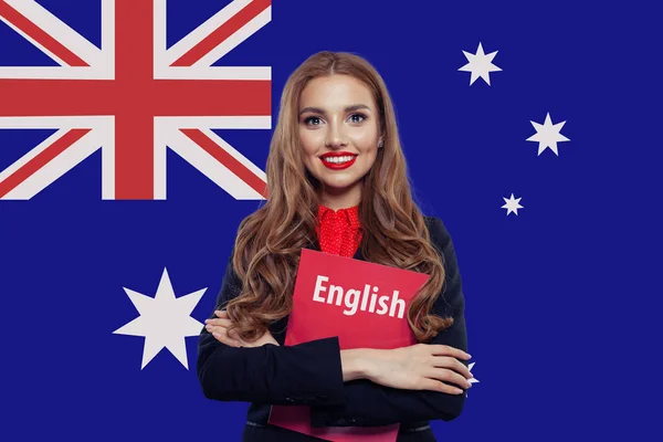 호주 국기에 대 한 책과 행복 한 웃는 여자 학생 — 스톡 사진