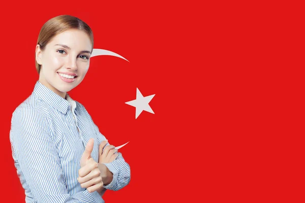 Πορτρέτο του ευτυχισμένη γυναίκα με τον αντίχειρα επάνω σε φόντο τουρκική σημαία — Φωτογραφία Αρχείου