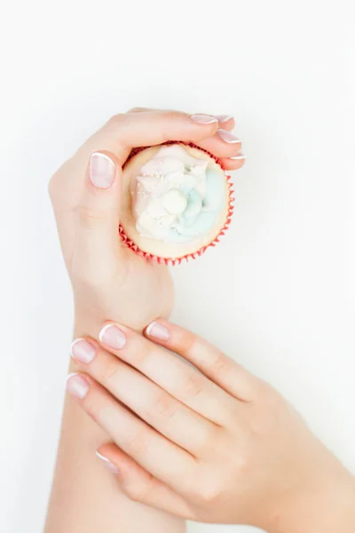 Τέλεια γυναίκα χέρια με γαλλικό μανικιούρ νύχια και κέικ — Φωτογραφία Αρχείου