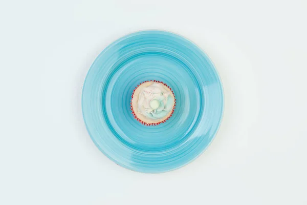 Γλυκό κέικ σε μπλε πλάκα, επάνω όψη σε λευκό φόντο. — Φωτογραφία Αρχείου