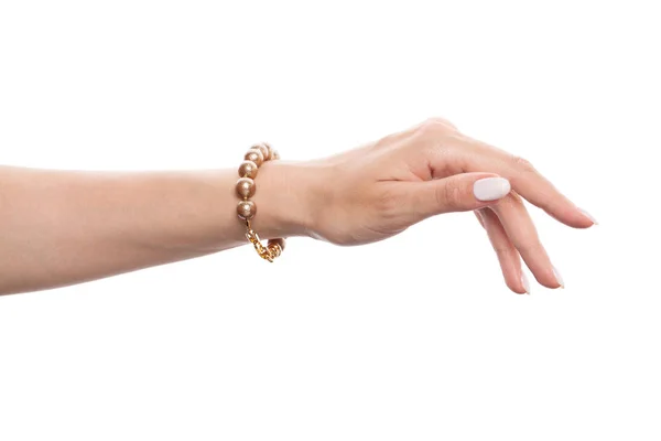 Hermosa mano modelo en pulsera de oro aislada sobre fondo blanco — Foto de Stock