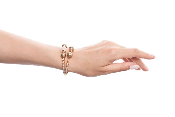 Χρυσό βραχιόλι κόσμημα με μαργαριτάρια στο θηλυκό χέρι απομονωμένη — Φωτογραφία Αρχείου