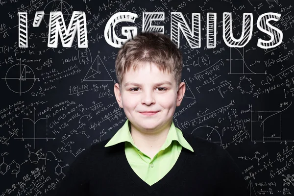 Joyeux enfant étudiant souriant sur fond de tableau noir avec la formule de la science et des mathématiques — Photo