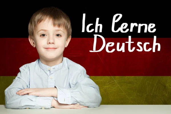 Pensando niño estudiante contra la bandera de Alemania fondo . — Foto de Stock