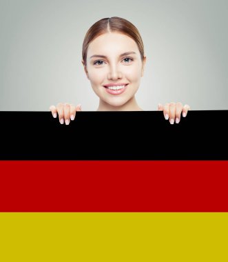 Almanya'da seyahat konsepti. Almanya bayrağını gösteren güzel kadın 